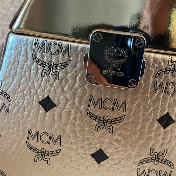 MCM Stark Pushlock Cluth in Visetos - Picture 4 of 9